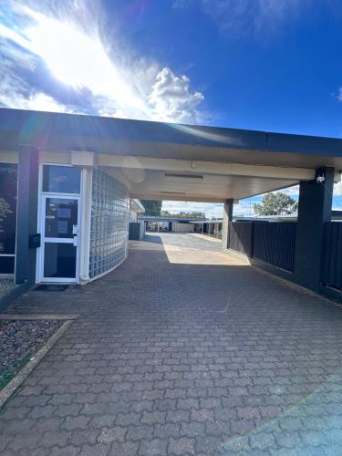Utvendig, Charles Sturt Motor Inn in West Wyalong