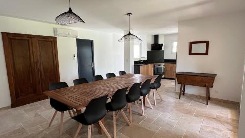 virtuve, Villa Uzès, La maison au bout du chemin (Villa Uzes, La maison au bout du chemin) in Montaren-et-Saint-Mediers