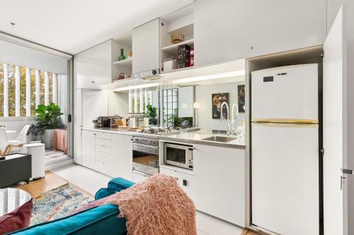 Poolside Studio Retreat Near Oxford Street - image 4