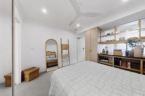 Bright 1-Bed Apartment in Neutral Bay - image 3