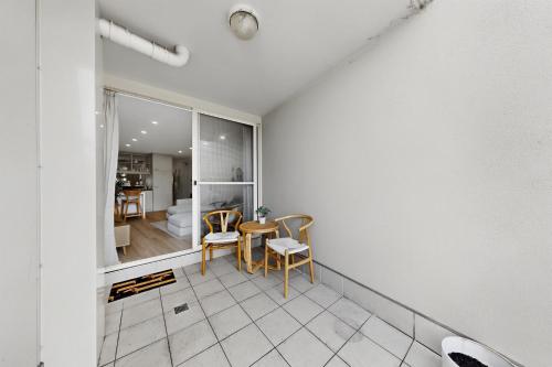 Bright 1-Bed Apartment in Neutral Bay - image 2