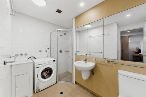 Bright 1-Bed Apartment in Neutral Bay - image 10