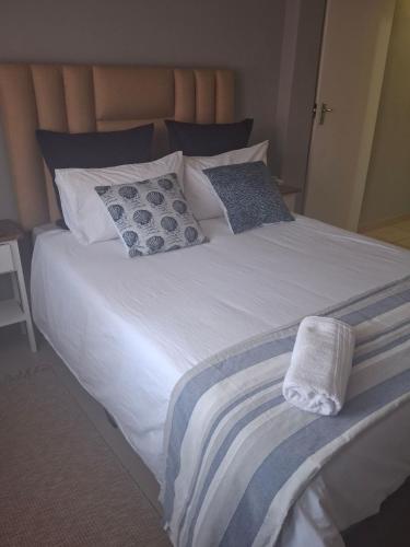 Charming Retreat with Shared Pool in eThekwini Municipality - image 5