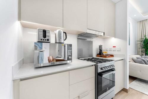 Free housekeeping visits during your stay - StayShort - Chic 1BR Retreat in Creek Beach Sleeps 4 - image 9