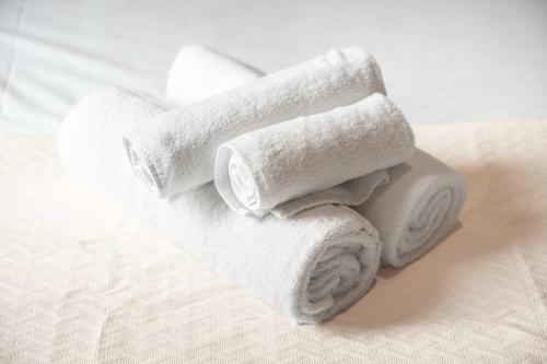 Free housekeeping visits during your stay - StayShort - Chic 1BR Retreat in Creek Beach Sleeps 4 - main image