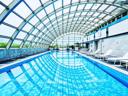 Swimming pool, Hotel New Otani Osaka near Ikayakiyamagen