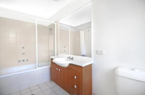 ROOM with Private Bathroom, Pool, Gym, Sauna - Shared Accommodation in Arundel, Goldcoast in Arundel