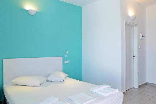 Hillside Studios & Apartments - image 4
