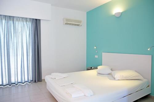 Hillside Studios & Apartments - image 13