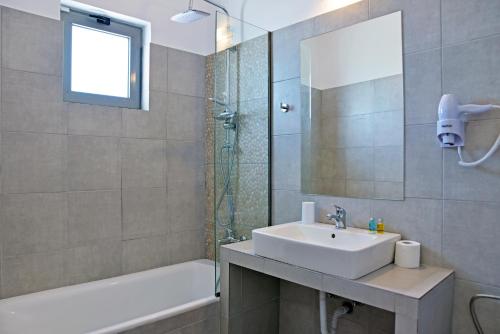 Hillside Studios & Apartments - image 8