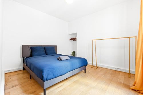 Charming 1BR Apartment near Canal Saint Martin - image 9