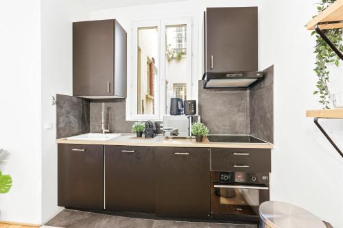 Charming 1BR Apartment near Canal Saint Martin - image 7
