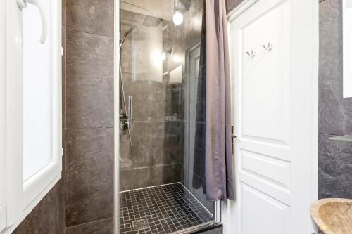 Charming 1BR Apartment near Canal Saint Martin - image 12