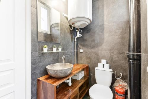 Charming 1BR Apartment near Canal Saint Martin - image 6