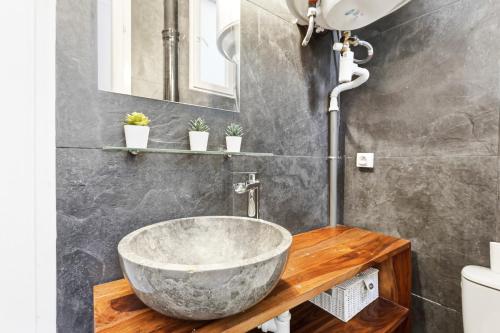 Charming 1BR Apartment near Canal Saint Martin - image 13