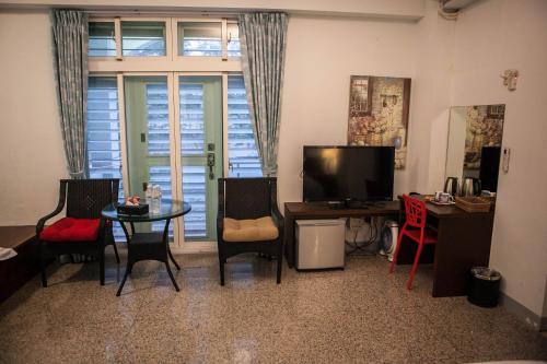 Family Room with Bathroom image 7