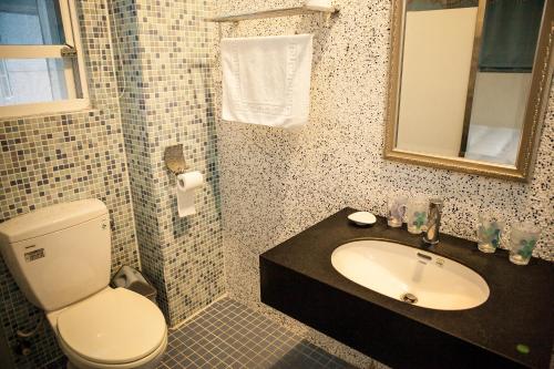 Deluxe Quadruple Room image 8