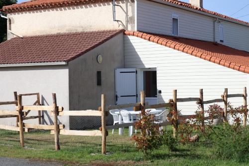 Dārzs, L'Eden maison avec jardin proche du Puy dufou in Les Landes-Genusson