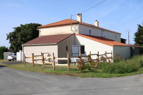Dārzs, L'Eden maison avec jardin proche du Puy dufou in Les Landes-Genusson