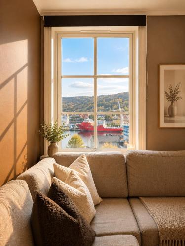 Bright Nordic apartment with sea & mountain views – khách sạn tại Laksevåg