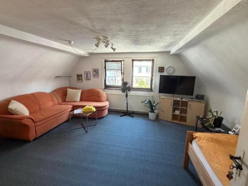 Großes Gästezimmer mit Kühlschrank in Marbach am Neckar, Deutschland