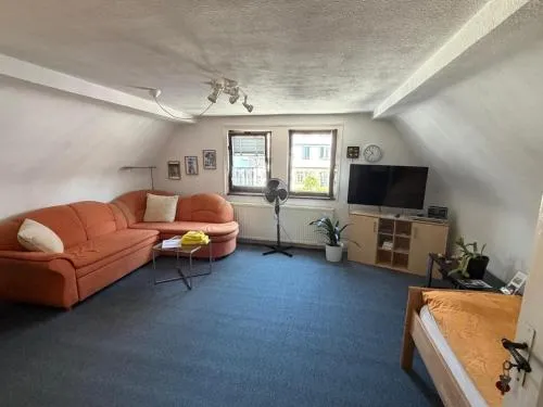Großes Gästezimmer mit Kühlschrank in Marbach am Neckar, Deutschland