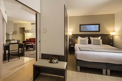 1 queen bed, 1 sofa bed