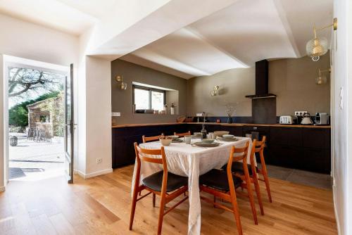 Viesnīcas āriene, Stone Farmhouse At The Forest Edge In Drôme (Stone Farmhouse At The Forest Edge In Drome) in Marsanne