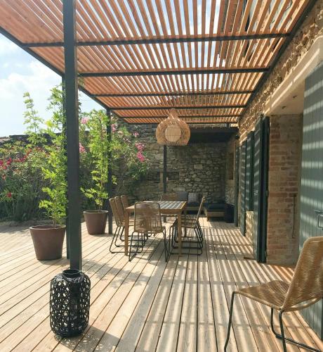 Viesnīcas āriene, Stone Farmhouse At The Forest Edge In Drôme (Stone Farmhouse At The Forest Edge In Drome) in Marsanne