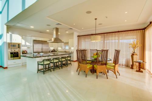 Vista las palmas Penthouse