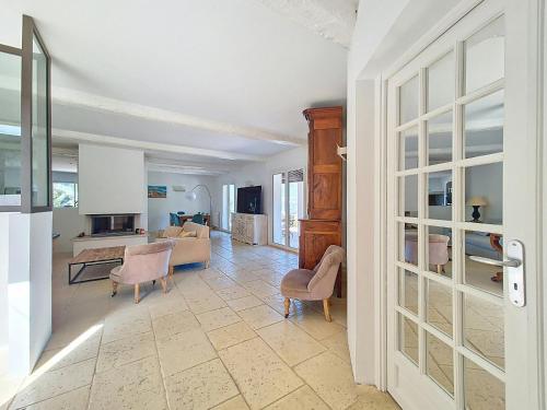 Viesnīcas āriene, Villa With Terrace And Heated Pool Near Nice in Colomars