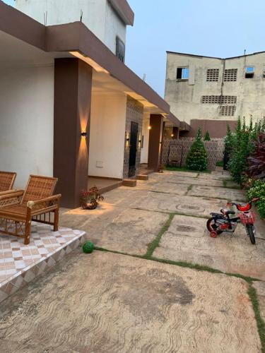 . Okpèyèmi guest house