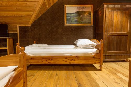 3 twin beds