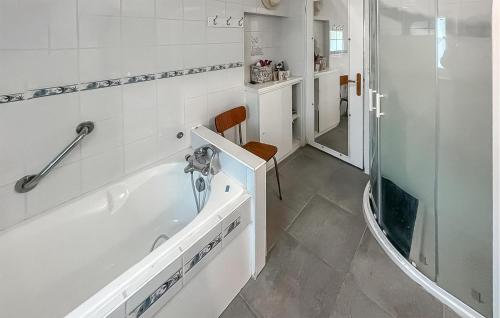 Ванна кімната, Charmante Maison Cosy in Кани Еклюз