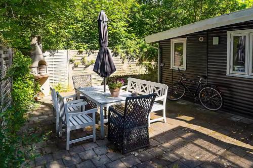 Zunanjost, Classic Timber Cottage Close To Forest And Beach in Skelvej