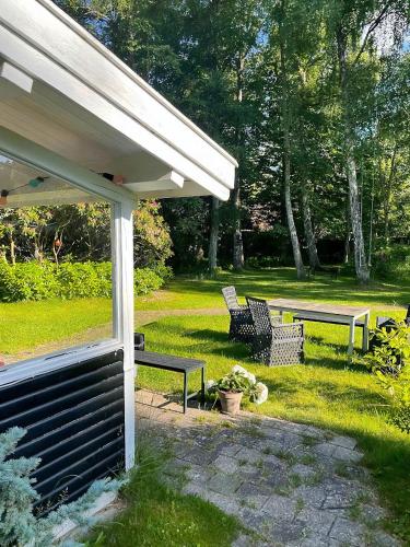 Zunanjost, Classic Timber Cottage Close To Forest And Beach in Skelvej