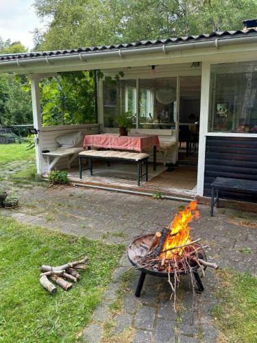 Zunanjost, Classic Timber Cottage Close To Forest And Beach in Skelvej