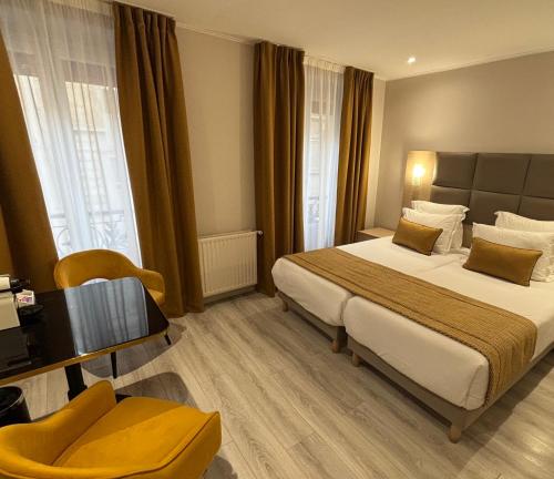 Riviera Hotel in Opera