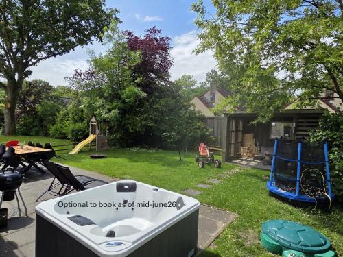  7 person House with garden, firepit, optional whirlpool, hammock, child friendly, slide, swimming lake and great coffee in Ewijk