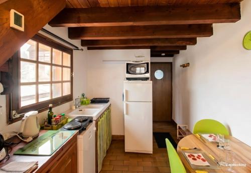 virtuve, Casa-La Lorraine joli studio dans chalet St-Véran (Casa-La Lorraine joli studio dans chalet St-Veran) in Aiguilles