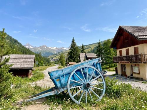 Tuvākā izklaides vieta, Casa-La Lorraine joli studio dans chalet St-Véran (Casa-La Lorraine joli studio dans chalet St-Veran) in Aiguilles