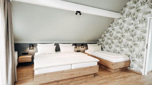 1 king bed, 3 twin beds