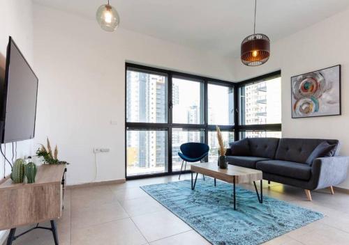 Modern Tower Apt w Spectacular Sea View l Mamad – khách sạn tại Bat Yam