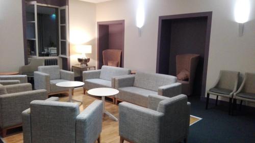 Bar/ Salón, Logis Au Grand Hotel et son restaurant in Mayenne