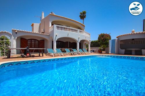 Villa Isabel - com piscina aquecível e BBQ em Carvoeiro – khách sạn tại Vale de Centianes