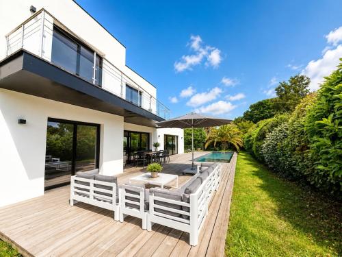 Villa Azura - Pool - Contemporary - Parking