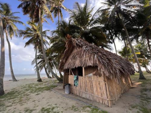 Cabanas tradicionales en isla Aroma in El Porvenir