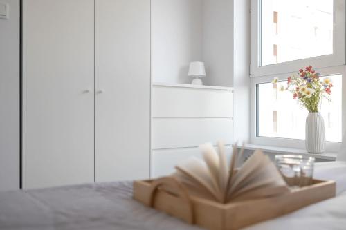 Przestronny Apartament z Klimatyzacją Balkonem i Parkingiem by Noclegi Renters - image 5
