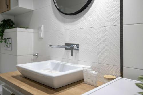 Przestronny Apartament z Klimatyzacją Balkonem i Parkingiem by Noclegi Renters - image 2