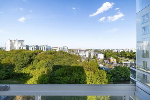 Przestronny Apartament z Klimatyzacją Balkonem i Parkingiem by Noclegi Renters - image 4